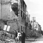 Retour d'exode, en blanc Jeanne Gaultier, Ginette et Jean et le grand-père Beaussier